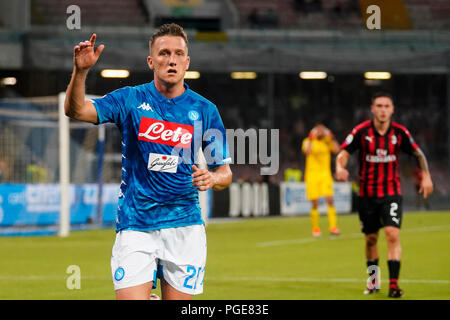 Naples, Italie. Août 25, 2017. Naples - Italie 25/08/2018 Piotr Zielinski de S.S.C. NAPOLI et Davide Calabre de l'AC Milan se bat pour la balle durant un match entre Serie S.S.C. NAPOLI et le Milan AC au stade San Paolo de Naples. Score final S.S.C. NAPOLI - AC.MILAN 3-2 Crédit : Emanuele Sessa/Pacific Press/Alamy Live News Banque D'Images