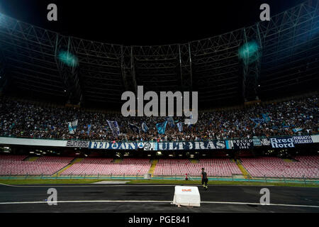 Naples, Italie. Août 25, 2017. Naples - Italie 25/08/2018 les partisans du SSC Napoli Serie vu lors d'un match entre S.S.C. NAPOLI et le Milan AC au stade San Paolo de Naples. Score final S.S.C. NAPOLI - AC. MILAN 3-2 Crédit : Emanuele Sessa/Pacific Press/Alamy Live News Banque D'Images