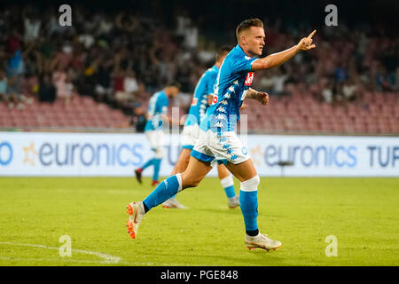 Naples, Italie. Août 25, 2017. Naples - Italie 25/08/2018 Piotr Zielinski de S.S.C. NAPOLI célèbre au cours de correspondance entre S.S.C. NAPOLI et le Milan AC au stade San Paolo de Naples. Score final S.S.C.NAPOLI - AC. MILAN 3-2 Crédit : Emanuele Sessa/Pacific Press/Alamy Live News Banque D'Images