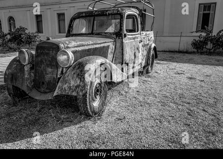 Il s'agit d'une photo d'un vieux camion rouillé à l'extérieur d'une ferme en Grèce. Banque D'Images