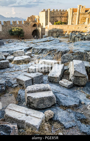 C'est le château et de l'Acropole de Lindos. Sur l'île grecque de Rhodes. Les pierres d'un vieux mur sont dispersés dans le paysage Banque D'Images