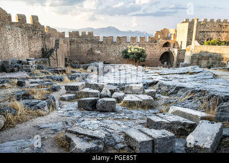 C'est le château et de l'Acropole de Lindos. Sur l'île grecque de Rhodes. Les pierres d'un vieux mur sont dispersés dans le paysage Banque D'Images
