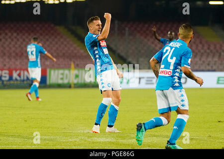 Naples, Italie. Août 25, 2017. Naples - Italie 25/08/2018 Piotr Zielinski de S.S.C. NAPOLI célèbre au cours de correspondance entre S.S.C. NAPOLI et le Milan AC au stade San Paolo de Naples. Score final S.S.C.NAPOLI - AC. MILAN 3-2 Crédit : Emanuele Sessa/Pacific Press/Alamy Live News Banque D'Images