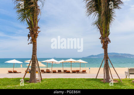 La plage de Nha Trang, un jour ensoleillé, la destination touristique populaire au Vietnam Banque D'Images