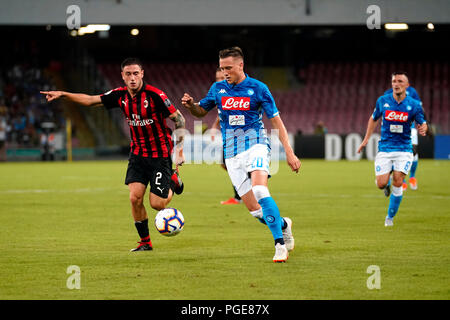 Naples, Italie. Août 25, 2017. Naples - Italie 25/08/2018 Piotr Zielinski de S.S.C. NAPOLI et Davide Calabre de l'AC Milan se bat pour la balle durant un match entre Serie S.S.C. NAPOLI et le Milan AC au stade San Paolo de Naples. Score final S.S.C. NAPOLI - AC.MILAN 3-2 Crédit : Emanuele Sessa/Pacific Press/Alamy Live News Banque D'Images