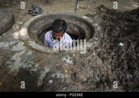 Delhi, Inde. Août 23, 2018. Un Indien chasse manuelle nettoie un trou à Jantar Mantar. Credit : Indraneel Chowdhury/Pacific Press/Alamy Live News Banque D'Images