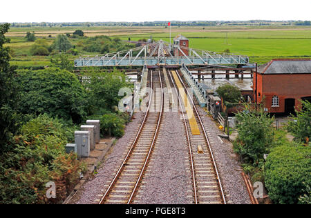 Pont tournant Reedham en position ouverte pour permettre le trafic par bateau sur la rivière Yare à Reedham, Norfolk, Angleterre, Royaume-Uni, Europe. Banque D'Images