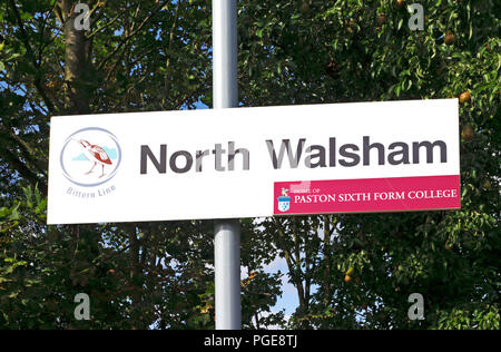 Le nom de lieu signe pour la gare à North Walsham, Norfolk, Angleterre, Royaume-Uni, Europe. Banque D'Images