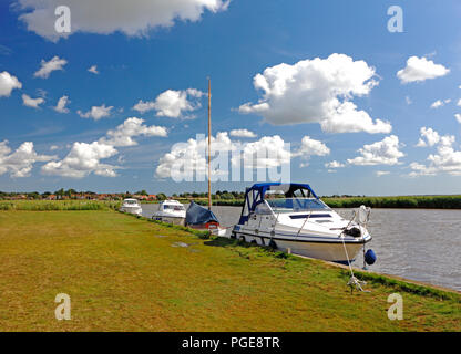 Une vue de bateaux amarrés à Reedham traversier sur la rivière Yare sur les Norfolk Broads à Reedham, Norfolk, Angleterre, Royaume-Uni, Europe. Banque D'Images