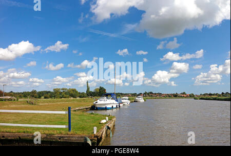 Une vue de la rivière Yare sur les Norfolk Broads à Reedham Ferry vers le village de Reedham, Norfolk, Angleterre, Royaume-Uni, Europe. Banque D'Images