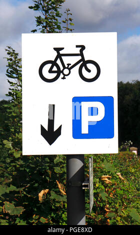 Panneau indiquant l'aire de stationnement pour vélos à la gare de North Walsham, Norfolk, Angleterre, Royaume-Uni, Europe. Banque D'Images
