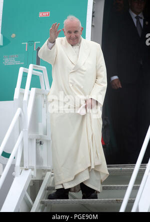 Le pape François comme il arrive à l'aéroport Ireland West Knock dans dans le comté de Mayo, dans le cadre de sa visite en Irlande. Banque D'Images