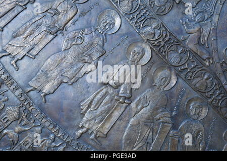 Copie de bronze du manteau du couronnement, détail, portés par les monarques hongrois à Coronation, Eglise St Mary Magdalene, quartier du château, Budapest, Hongrie Banque D'Images