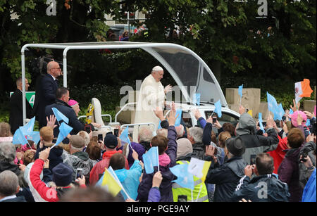 Le pape François arrive pour sa visite au Sanctuaire de Knock, dans le comté de Mayo pour voir la chapelle de l'apparition et de donner l'adresse de l'Angélus. Banque D'Images