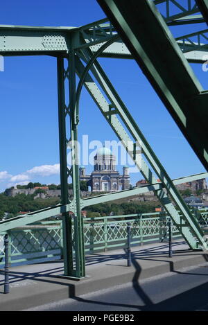 Basilique d'Esztergom en Hongrie, vu depuis le côté de la Slovaque Maria Valeria Bridge, qui traverse le Danube, à Sturovo Banque D'Images