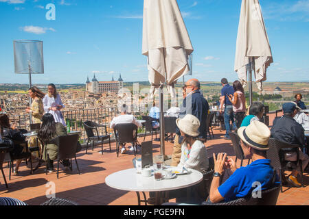 Les touristes à la terrasse du parador. Toledo, Espagne. Banque D'Images