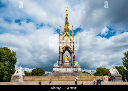 L'Albert Memorial dans Kensington Gardens a été conçu par G G Scott et achevé en 1872. Il commémore le Prince Albert qui est mort en 1861. Banque D'Images