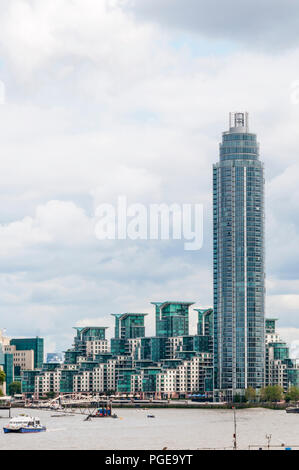 Afficher le long de la Tamise à St George Wharf Tower a Vauxhall dans le sud de Londres. Banque D'Images