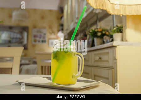 De la limonade dans un pot avec une poignée sur un fond intérieur rétro Banque D'Images