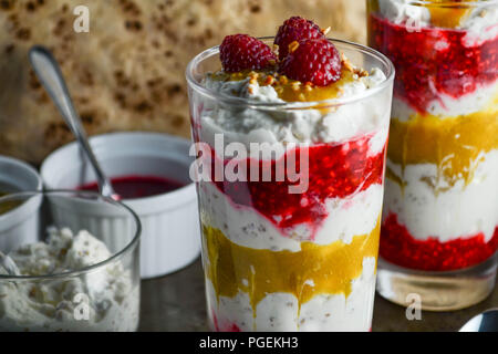 Cranachan - un dessert à base de crème fouettée, whisky-imbibé d'avoine grillée, purée de framboises et (dans ce cas) greengages. Banque D'Images