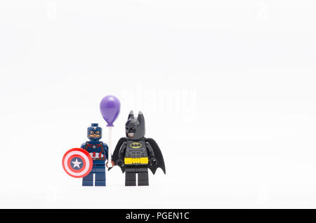 Regarder batman Captain America holding balloon. Figurines Lego sont fabriqués par le groupe Lego. Banque D'Images