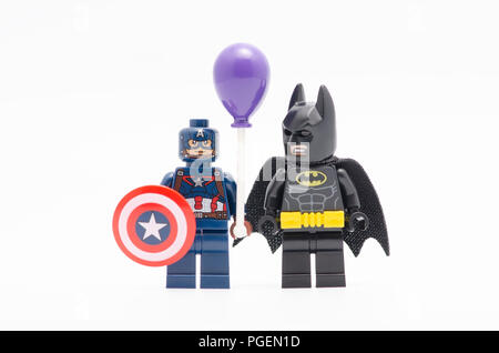Regarder batman Captain America holding balloon. Figurines Lego sont fabriqués par le groupe Lego. Banque D'Images