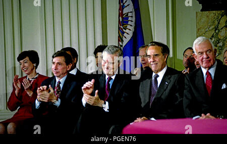 Washington DC., USA, le 8 décembre 1994 Participation à la signature du GATT à l'ALENA de gauche à droite, Mme Carla Hills Ancienne représentante au Commerce des États-Unis, Chef de Cabinet de la Maison Blanche, Leon Panetta, le Vice-président Al Gore, le commerce représentant Mickey Kantor, Sénat chef républicain Bob Dole, secrétaire au Trésor Lloyd Bentsen et président sortant de la Chambre Tom Foley. Banque D'Images