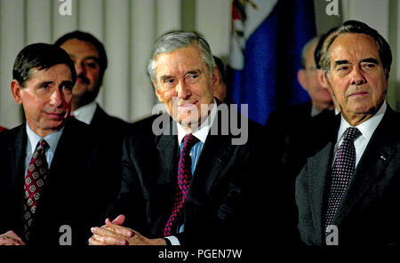 Washington DC., USA, le 8 décembre 1994 Participation à la signature du GATT à l'ALENA de gauche à droite sont des représentant Mickey Kantor, secrétaire au Trésor Lloyd Bentsen Sénat chef républicain Bob Dole, Banque D'Images