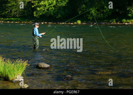 Flyfishing le nord de la rivière Santiam, Fisherman's Bend Recreation Area, Salem District Bureau de la gestion des terres, de l'Oregon Banque D'Images