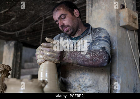 Hébron, en Palestine, le 3 août 2014 : Un palestinien travaille dans un atelier d'argile qui produit des ustensiles domestiques. Banque D'Images