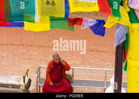 Katmandou, Népal - 15 juillet 2018 : le moine bouddhiste à Boudha Stupa Boudhanath ( ), un site du patrimoine de l'UNESCO et un important lieu de pèlerinage Banque D'Images