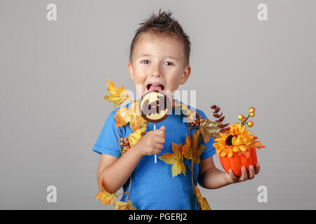 Portrait de l'adorable blonde drôle white Caucasian boy habillés pour Halloween. Enfant jouer, s'amuser, posant en studio pour l'automne automne holi saisonniers Banque D'Images