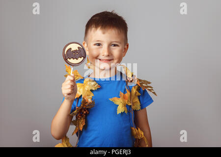 Portrait de l'adorable blonde drôle white Caucasian boy habillés pour Halloween. Enfant jouant s'amusant posing in studio pour la saison automne automne holida Banque D'Images