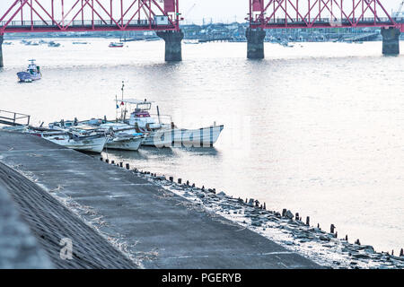 Les bateaux de pêche amarrés dans l'eau façon inlet. Banque D'Images