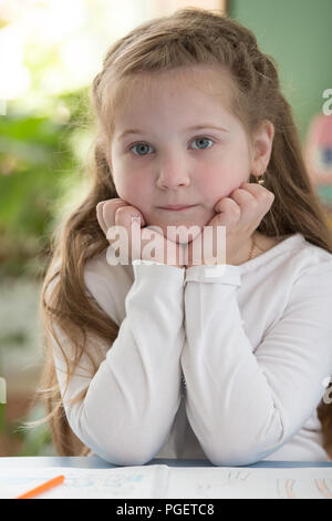 Biélorussie, Minsk, le 29 mai 2018. Le Centre de l'école maternelle. Journée portes ouvertes.Portrait d'une fille d'âge préscolaire enfant.à la table avec un ordinateur portable.L'école primaire studen Banque D'Images