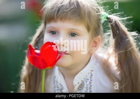 Biélorussie, Minsk, le 04 mai 2018. Le centre de l'école maternelle. Journée portes ouvertes.Portrait d'une petite fille avec une tulipe. Banque D'Images