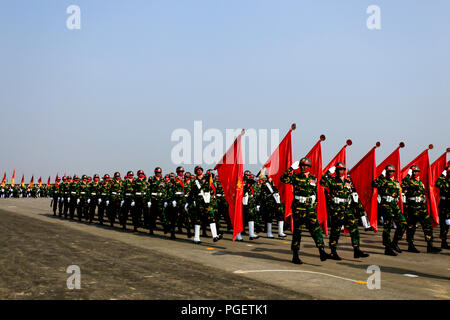 Armée de terre, marine, armée de l'air et d'autres armées victoire d'étape Day Parade à la place de rassemblement national. Dhaka, Bangladesh. Banque D'Images