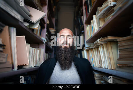 Portrait d'homme barbu hippie chic avec les yeux fermés dans la méditation. Banque D'Images