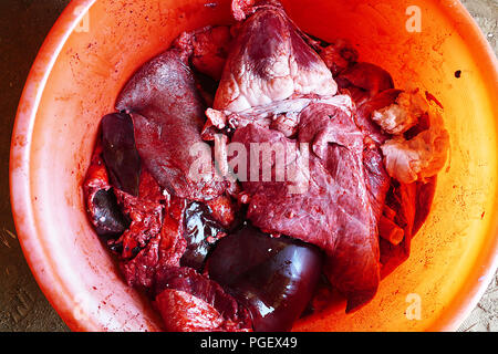 Les abats de bovins dans un récipient, les poumons et le foie, abats de vache dans un récipient, vache coeur, Banque D'Images