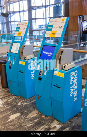 OSLO GARDERMOEN, NORVÈGE - 3 novembre : Vérifier dans la machine à l'Aéroport International de Gardermoen Oslo le 3 novembre 2014 à Oslo. L'aéroport a plus grand Banque D'Images