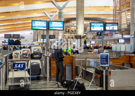 OSLO GARDERMOEN, NORVÈGE - 2 novembre:intérieur de l'Aéroport International de Gardermoen Oslo le 2 novembre 2014 à Oslo. L'aéroport a plus grand voyageur Banque D'Images