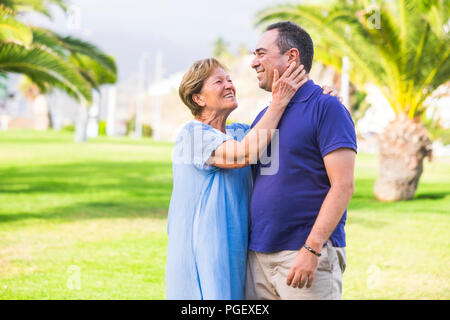 La mère et le fils des âges différents peuples caucasiens couple at the park en fond vert image. hugging et ressentir de l'amour entre l'omther et son fils de 50 ans Banque D'Images