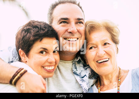 Bonheur et joyeux closeup portrait de famille moderne peuples caucasiens avec la mère, le fils et toutes les copines et profiter de sourire ensemble serra wit Banque D'Images