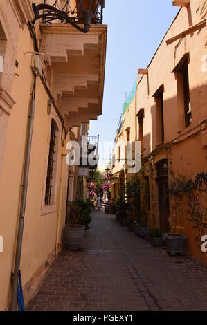 Les rues très étroites avec de beaux bâtiments colorés et à la Canée. Histoire Architecture Voyage. Le 6 juillet 2018. Chania, Crete Island. La Grèce. Banque D'Images