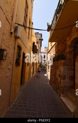 Les rues très étroites avec de beaux bâtiments colorés et à la Canée. Histoire Architecture Voyage. Le 6 juillet 2018. Chania, Crete Island. La Grèce. Banque D'Images
