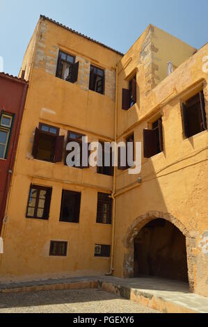 Ancienne forteresse transformée en maisons précieux dans le Port de Chania. Histoire Architecture Voyage. Le 6 juillet 2018. Chania, Crete Island. La Grèce. Banque D'Images