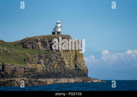 Un petit phare sur l'île de canna. Canna est la plus occidentale des petites îles de l'archipel, dans les Hébrides intérieures écossaises. Banque D'Images