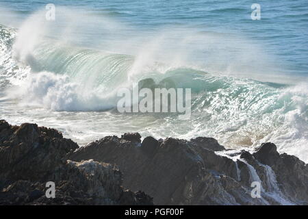 Vagues se briser près de Sawtell Beach, NSW, Australie Banque D'Images