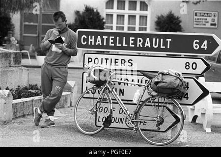 Avant le GPS - un vélo touristique s'arrête pour vérifier les directions à Saumur dans la vallée de la Loire, France. Photographie vintage en noir et blanc Banque D'Images