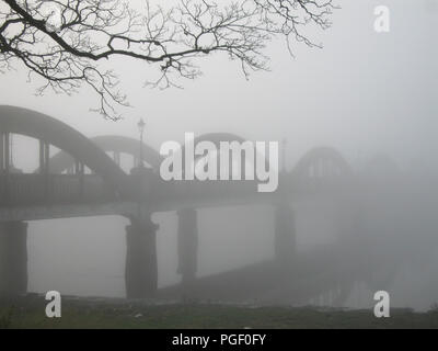 Un épais brouillard descend sur la rivière Dee et Kirkcudbright, Dumfries et Galloway. La Dee Bridge est enveloppé dans le brouillard et des réflexions du pont peut seulement être vu dans l'eau, ce qui est toujours très Banque D'Images